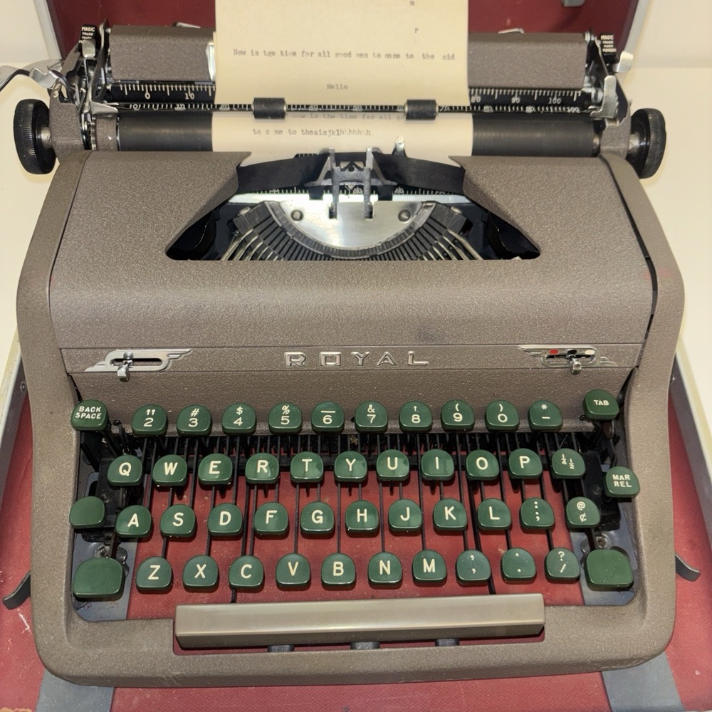 Vintage Royal Quiet De Luxe Portable Manual Typewriter In Case Antique Iconic